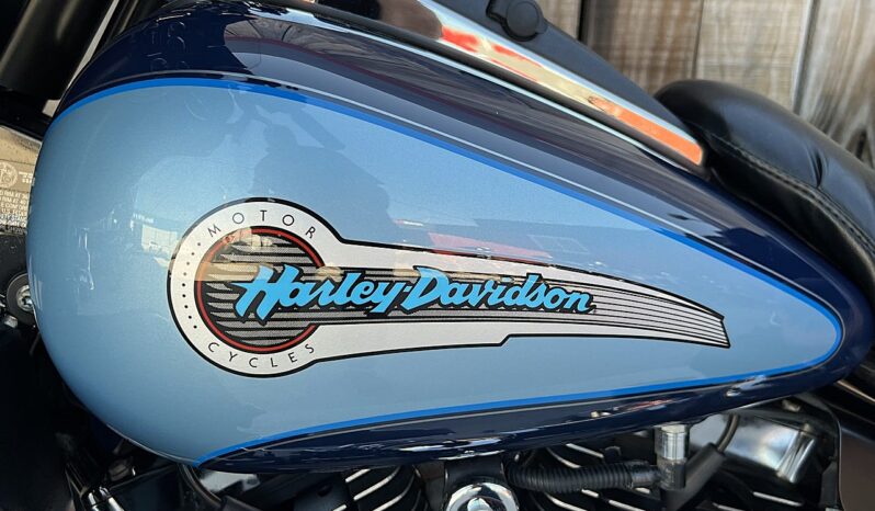 HARLEY DAVIDSON ELECTRA GLIDE ULTRA LIMITED “PEACE OFFICER” lleno
