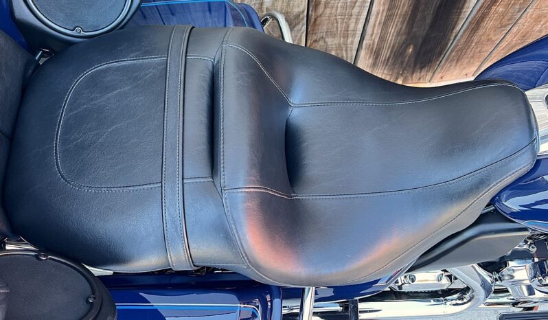 HARLEY DAVIDSON ELECTRA GLIDE ULTRA CLASSIC “PEACE OFFICER” lleno