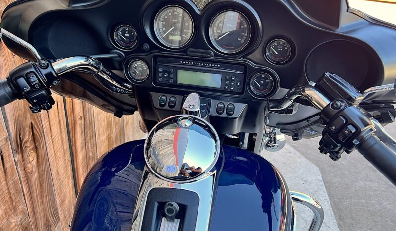 HARLEY DAVIDSON ELECTRA GLIDE ULTRA CLASSIC “PEACE OFFICER” lleno