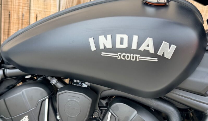 INDIAN SCOUT SIXTY BOBBER lleno