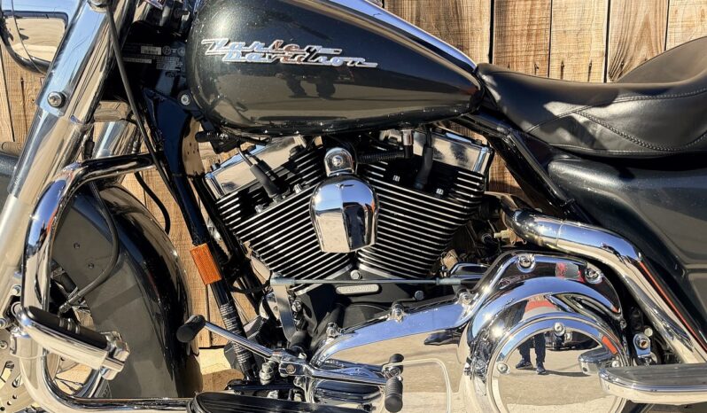 HARLEY DAVIDSON ROAD KING CUSTOM lleno